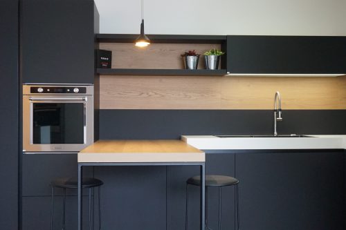 Cuisine Fenix noire et bois finition chêne