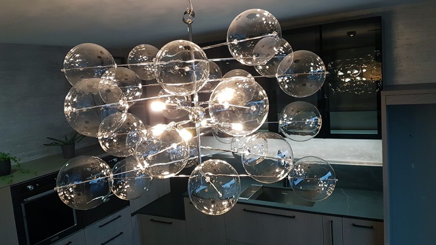 Lustre design composé de globes lumineux
