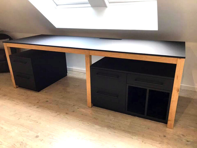 Bureau sur mesure noir et pied en chêne
