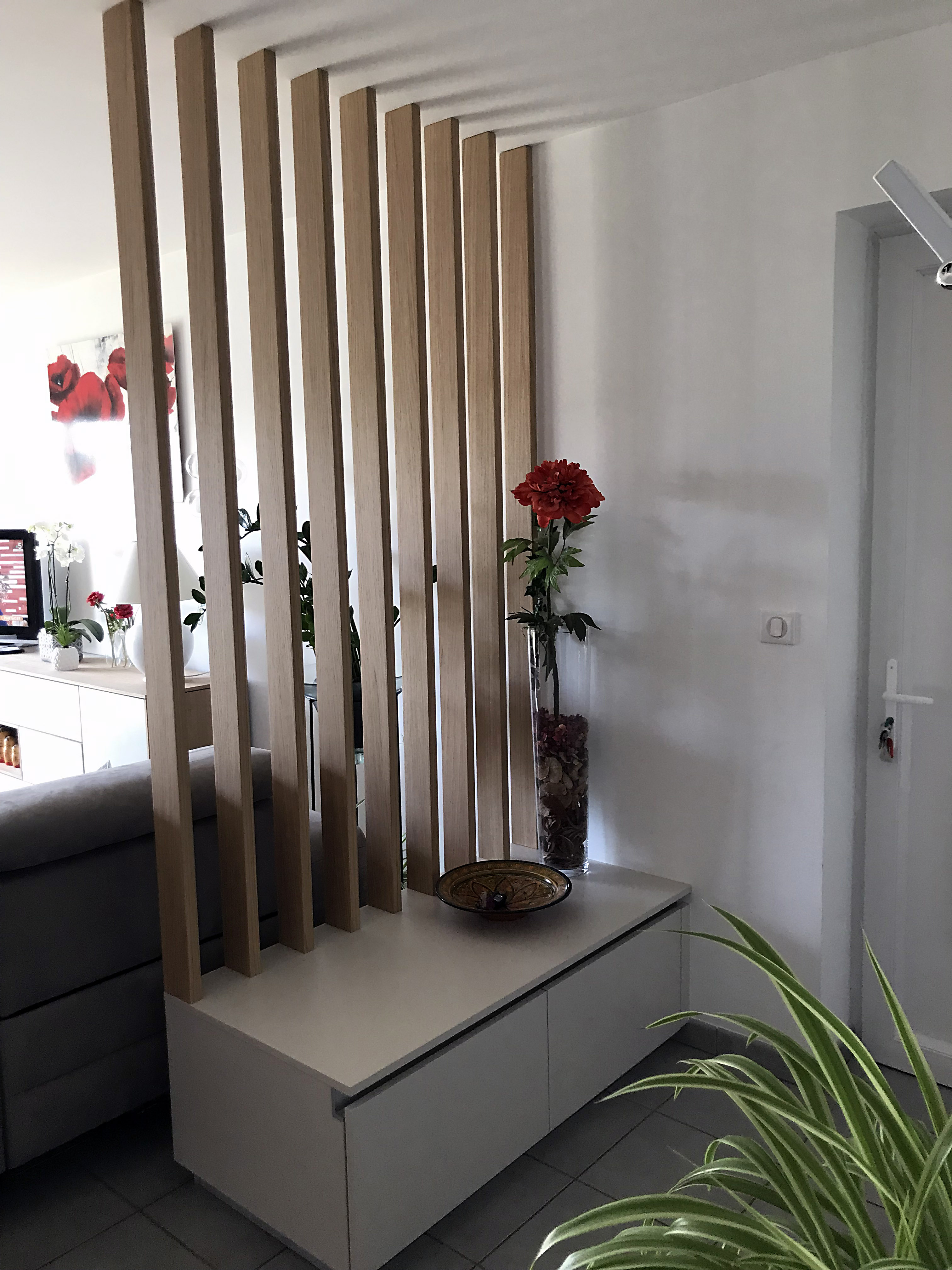 cloison ajourée dans l'entrée séparant le salon