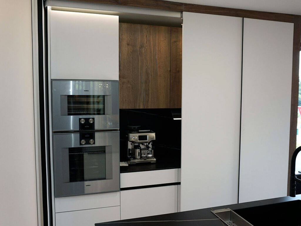 Une cuisine Gaggenau Fabricant de meubles sur mesure, milieu et haut de