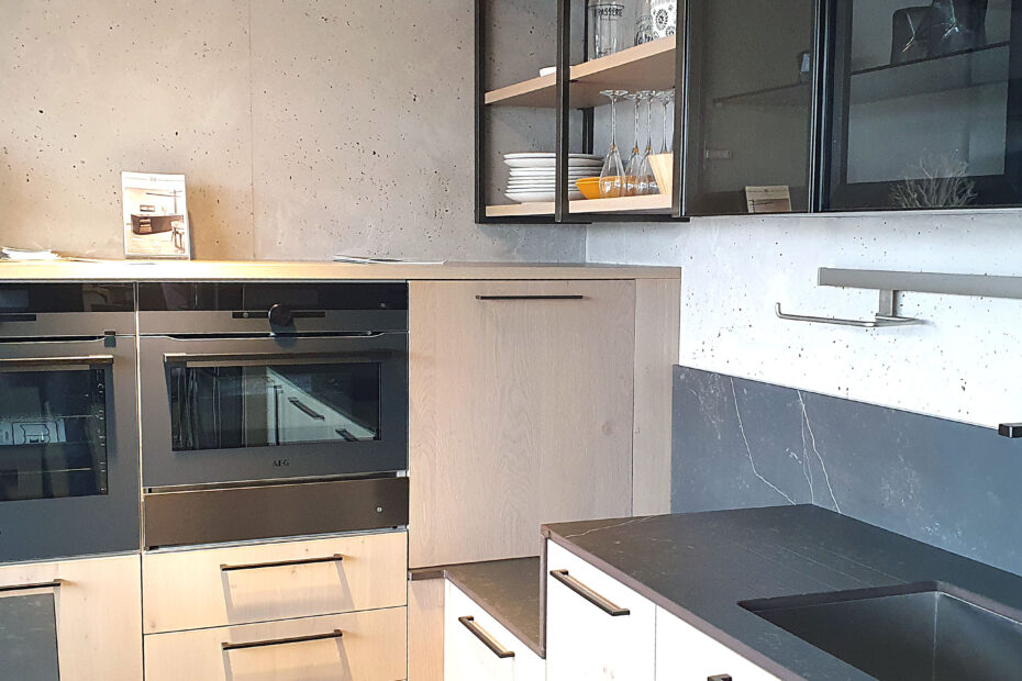 Deux fours AEG noirs mats dans notre showroom proche d'Ancenis